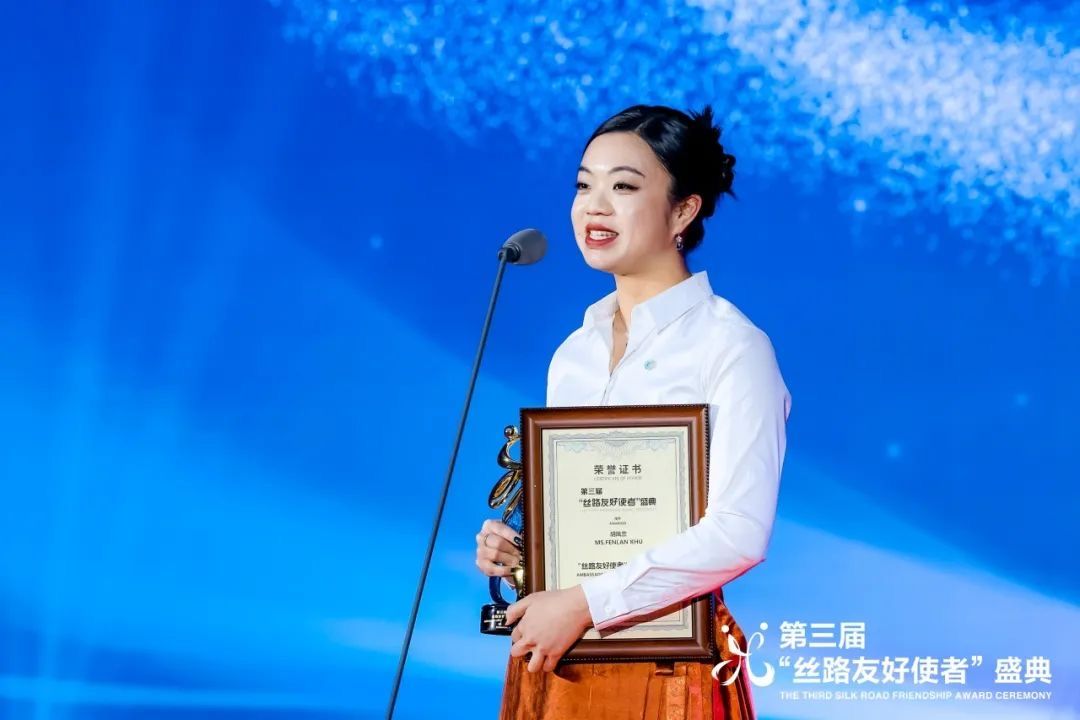Victoria Khu Received the “Silk Road Friendship” Award